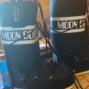 Moon boots never worn